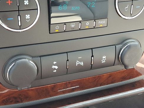 Used 2013 Chevrolet Avalanche LTZ AWD/4WD image 23