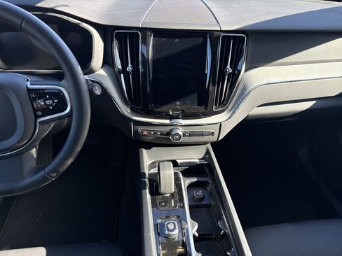 Used 2025 Volvo XC60 B5 Plus image 31