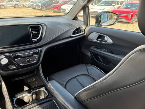 Used 2025 Chrysler Pacifica Limited FWD image 35