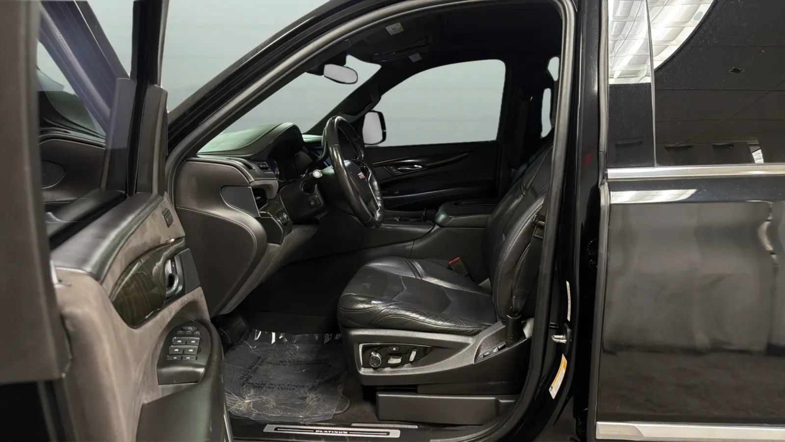 Used 2019 Cadillac Escalade Platinum RWD image 21
