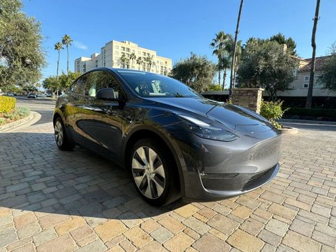 Used 2024 Tesla Model Y Long Range AWD/4WD image 3