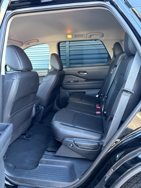 Used 2025 Nissan Pathfinder SL AWD/4WD image 6