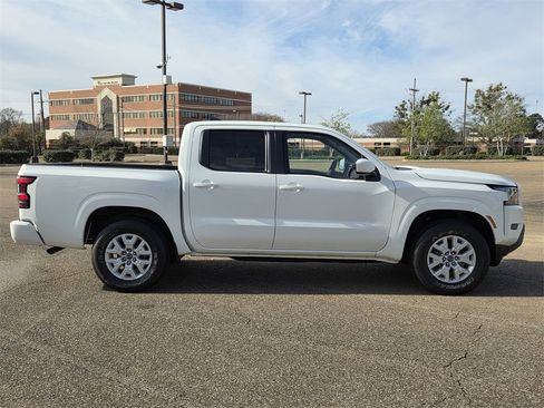 Used 2023 Nissan Frontier SV image 3