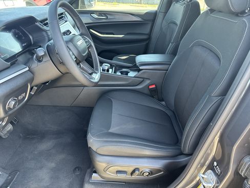 New 2025 Jeep Grand Cherokee Laredo w/ Luxury Tech Group I image 5