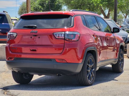 Used 2025 Jeep Compass Latitude w/ Altitude Special Edition AWD/4WD image 5