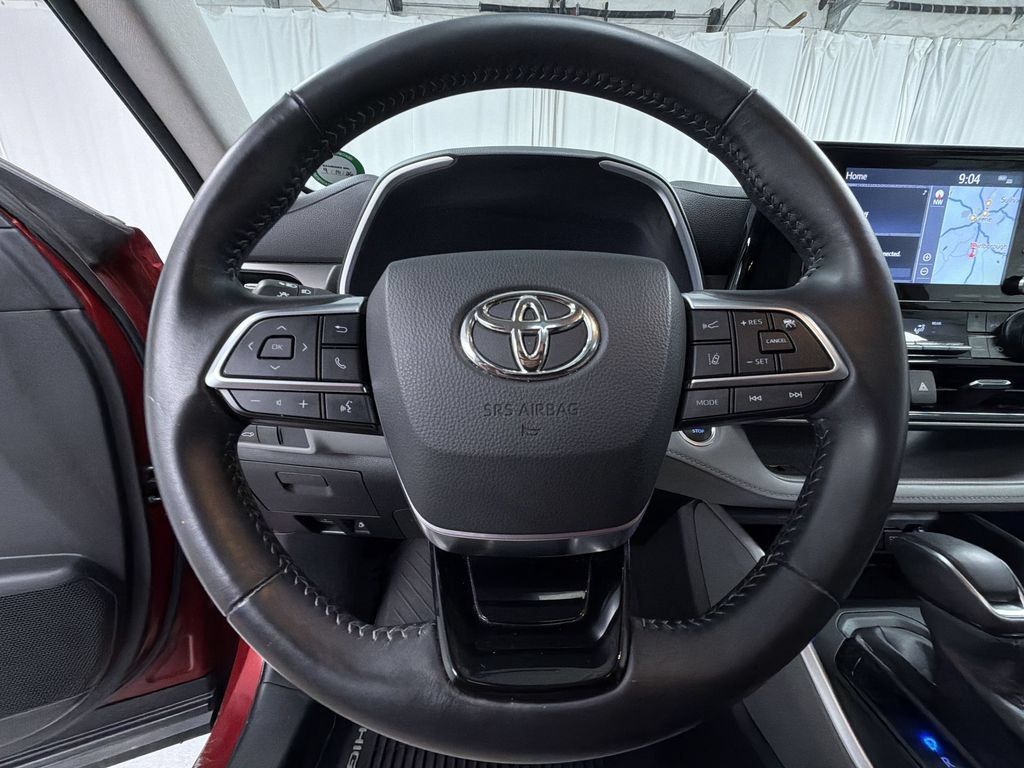 Used 2020 Toyota Highlander XLE AWD/4WD image 28