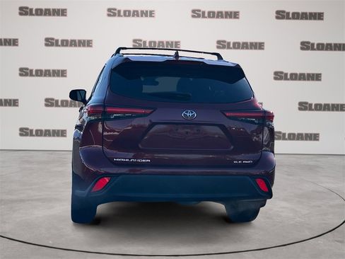 Used 2023 Toyota Highlander XLE image 4