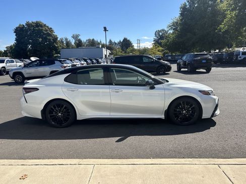 Used 2022 Toyota Camry XSE FWD image 6