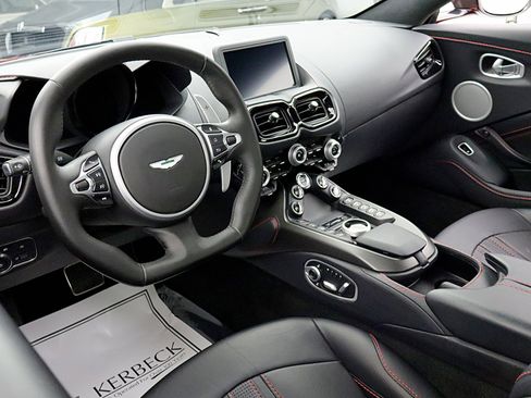 Used 2023 Aston Martin V8 Vantage Coupe RWD image 30