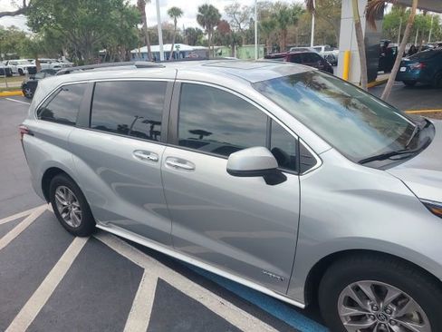 Used 2021 Toyota Sienna XLE image 5