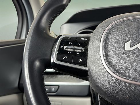 Used 2022 Kia Carnival LX image 24