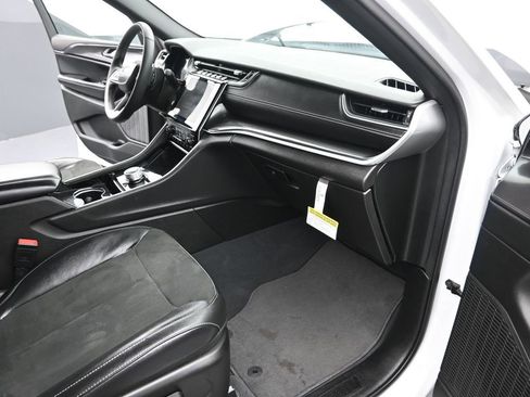 Used 2023 Jeep Grand Cherokee L Laredo image 18