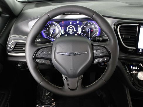 Used 2025 Chrysler Pacifica Limited image 20