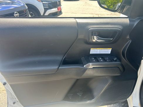 Used 2019 Toyota Tacoma TRD Off-Road w/ Technology Package AWD/4WD image 21