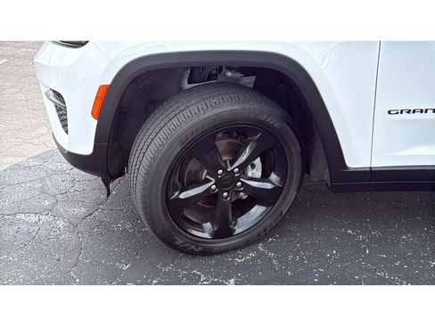 Used 2024 Jeep Grand Cherokee Altitude AWD/4WD image 11