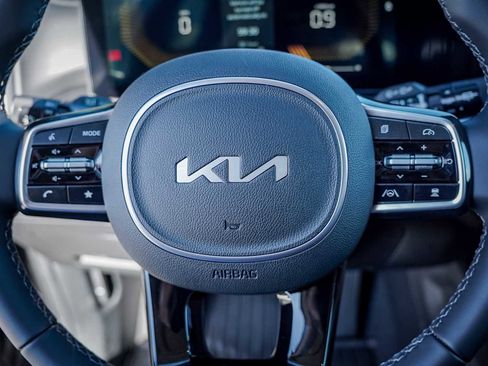 Certified 2025 Kia Sorento EX w/ Panoramic Sunroof Package image 14