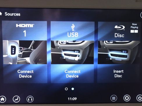 Used 2017 Chrysler Pacifica Platinum FWD image 35