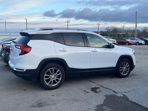 Used 2023 GMC Terrain SLT image 2