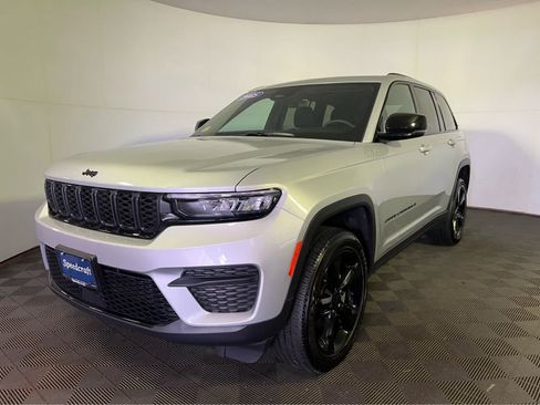 Used 2025 Jeep Grand Cherokee Altitude AWD/4WD image 3