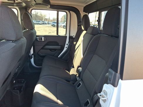 Used 2023 Jeep Gladiator Overland image 10