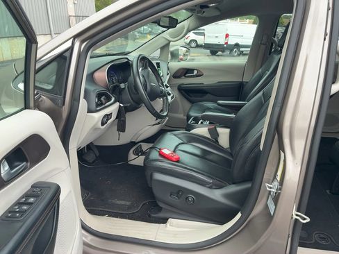 Used 2017 Chrysler Pacifica Touring-L w/ Tire & Wheel Group FWD image 8