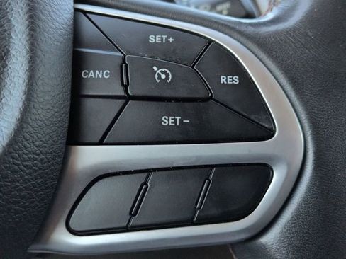 Certified 2018 Chrysler Pacifica Touring-L w/ Tire & Wheel Group image 20