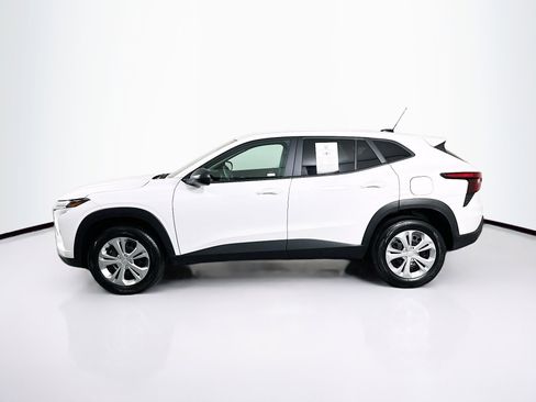 Used 2025 Chevrolet Trax LS image 4