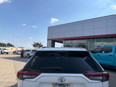 Used 2019 Toyota RAV4 XLE FWD image 6