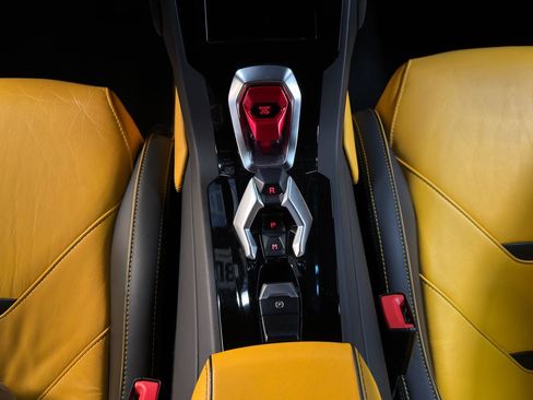 Used 2020 Lamborghini Huracan EVO image 19