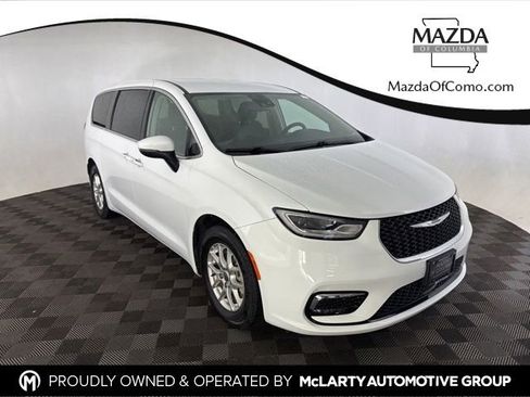 Used 2023 Chrysler Pacifica Touring-L FWD image 1