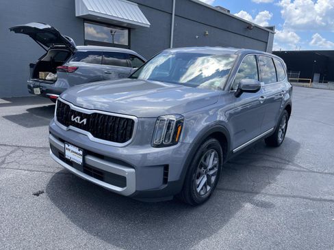 Used 2023 Kia Telluride LX AWD/4WD image 3