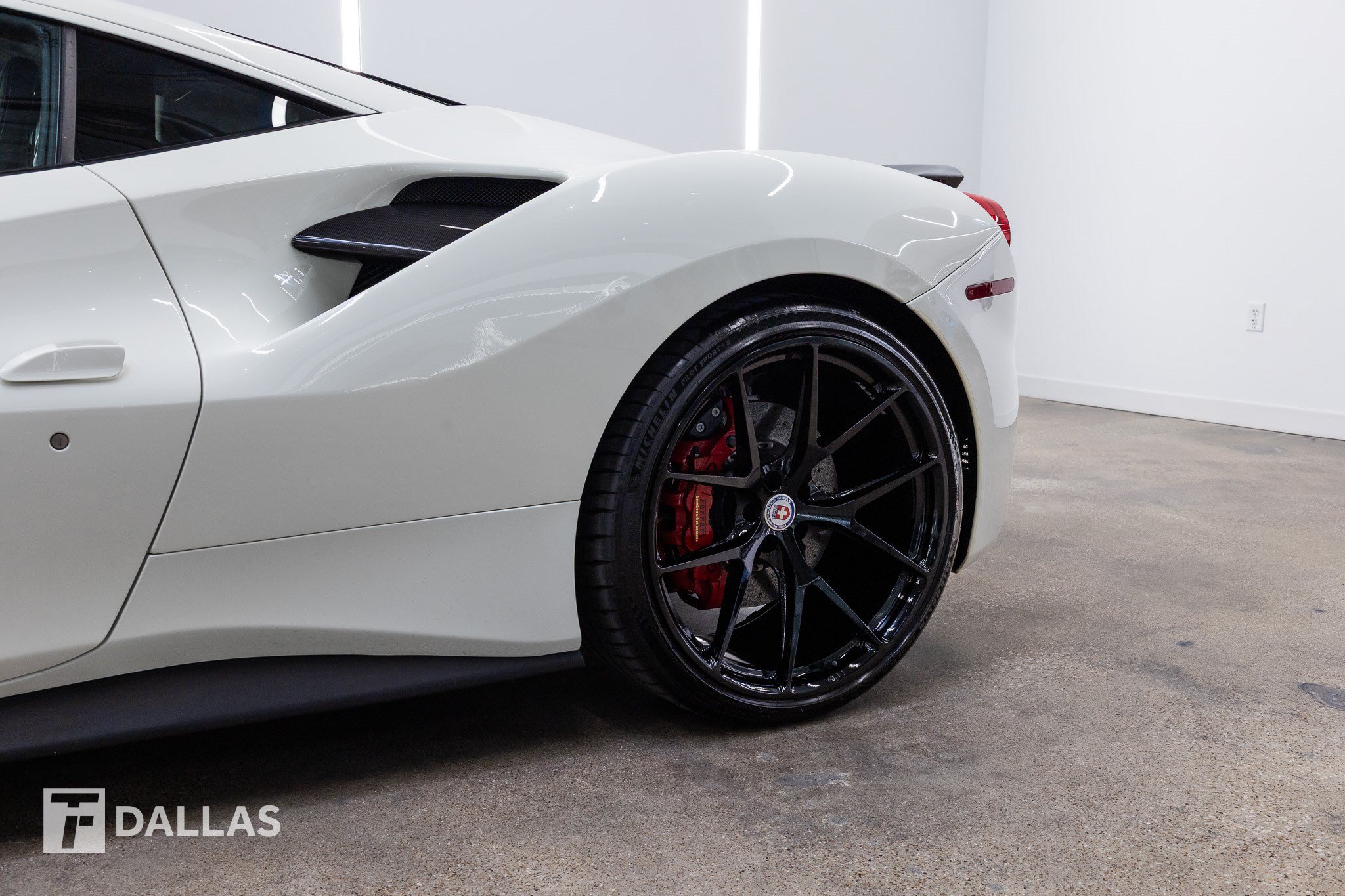 Used 2017 Ferrari 488 GTB RWD image 5