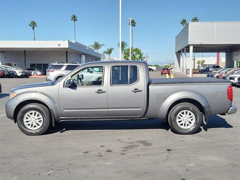 Used 2019 Nissan Frontier SV image 2