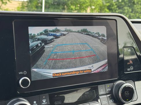 Used 2023 Toyota Highlander LE FWD image 23