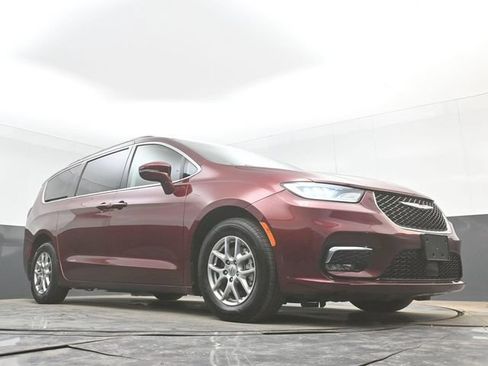 Used 2021 Chrysler Pacifica Touring w/ Cold Weather Group FWD image 40