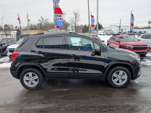 Used 2022 Chevrolet Trax LT w/ LT Convenience Package image 6