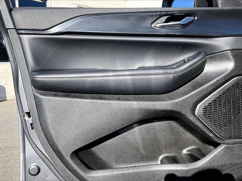 Used 2023 Jeep Grand Cherokee Laredo X image 26