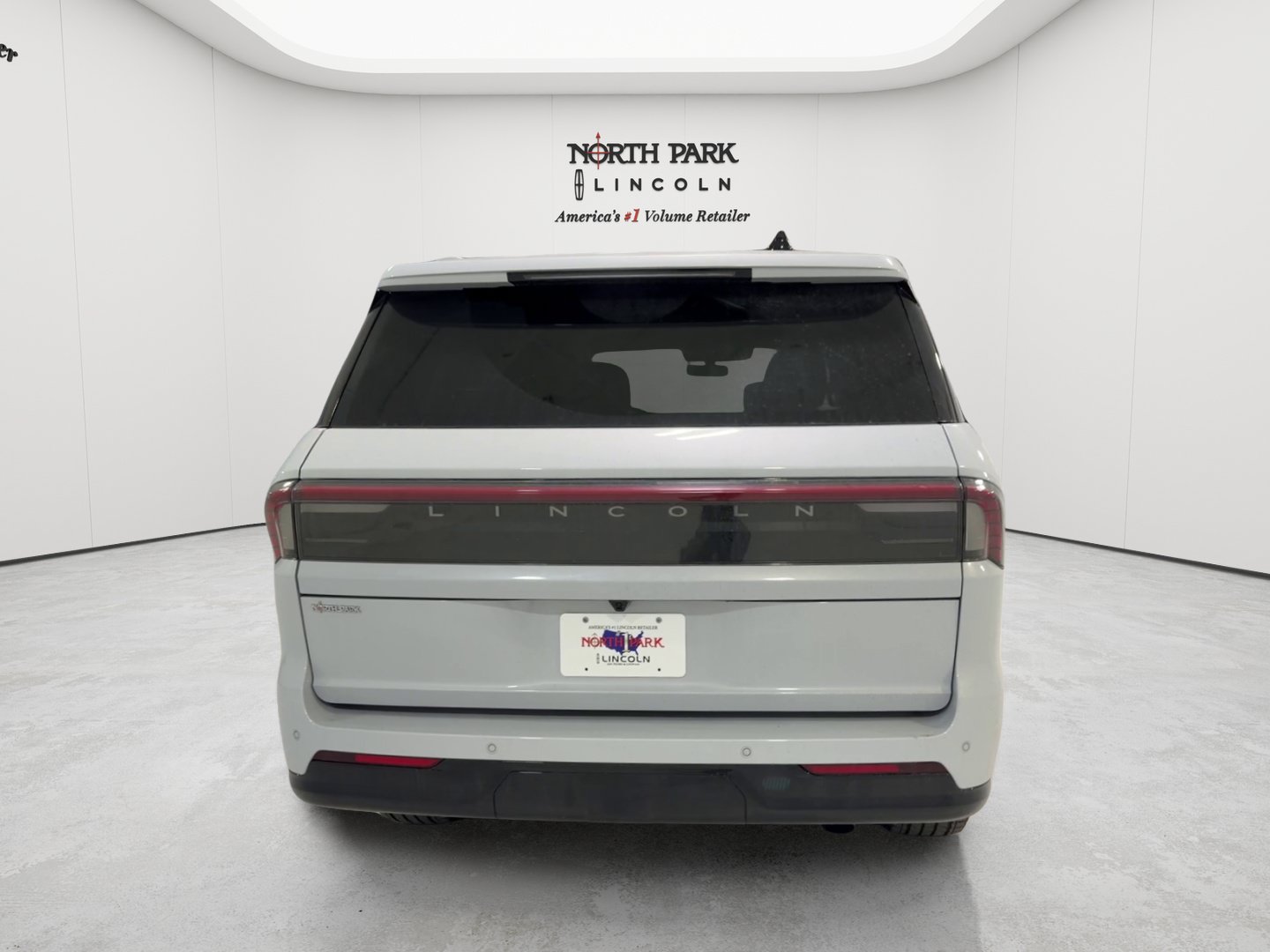 Used 2026 Lincoln Navigator Premiere AWD/4WD image 4