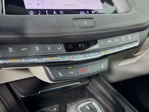 Used 2019 Cadillac XT4 Luxury w/ Cold Weather Package FWD image 16