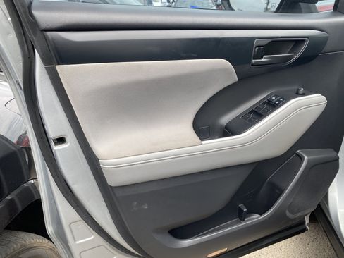 Used 2020 Toyota Highlander L FWD image 12