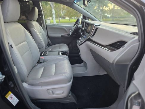 Used 2017 Toyota Sienna XLE FWD image 19