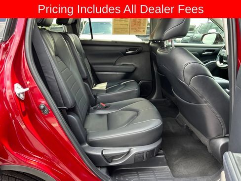 Used 2024 Toyota Highlander XLE FWD image 23