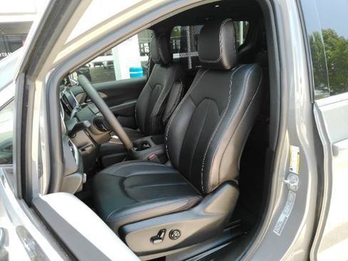 Used 2025 Chrysler Pacifica Select FWD image 16