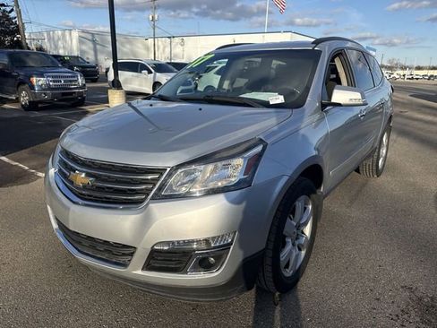 Used 2017 Chevrolet Traverse LT w/ Style and Technology Package image 6