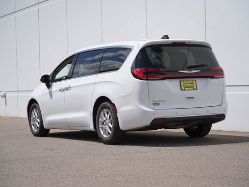 Used 2023 Chrysler Pacifica Touring-L FWD image 5