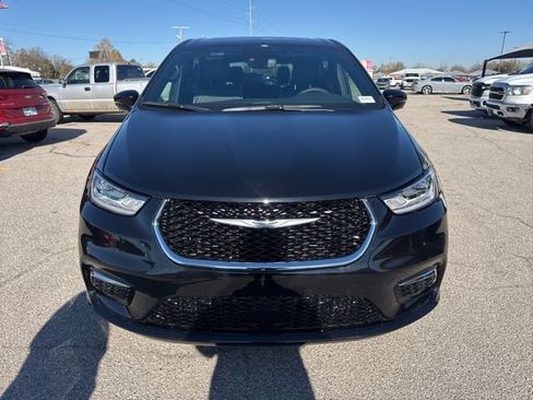 New 2026 Chrysler Pacifica Limited w/ Uconnect Theater Family Group image 2