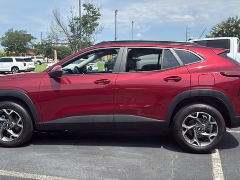 Used 2025 Chevrolet Trax LT w/ LT Convenience Package FWD image 4