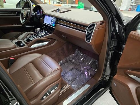 Used 2020 Porsche Cayenne Turbo image 33