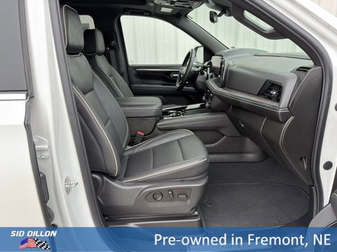 Used 2025 Chevrolet Suburban Premier image 19