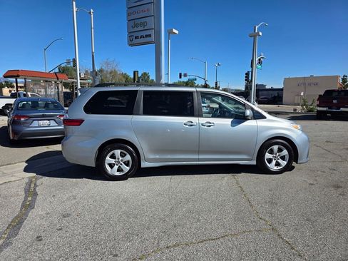 Used 2020 Toyota Sienna LE image 4